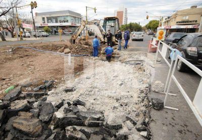 Assa trabaja para determinar el origen de la grieta en Bulevar y Urquiza