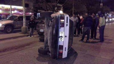 Un auto volc� en Am�rica y Belgrano