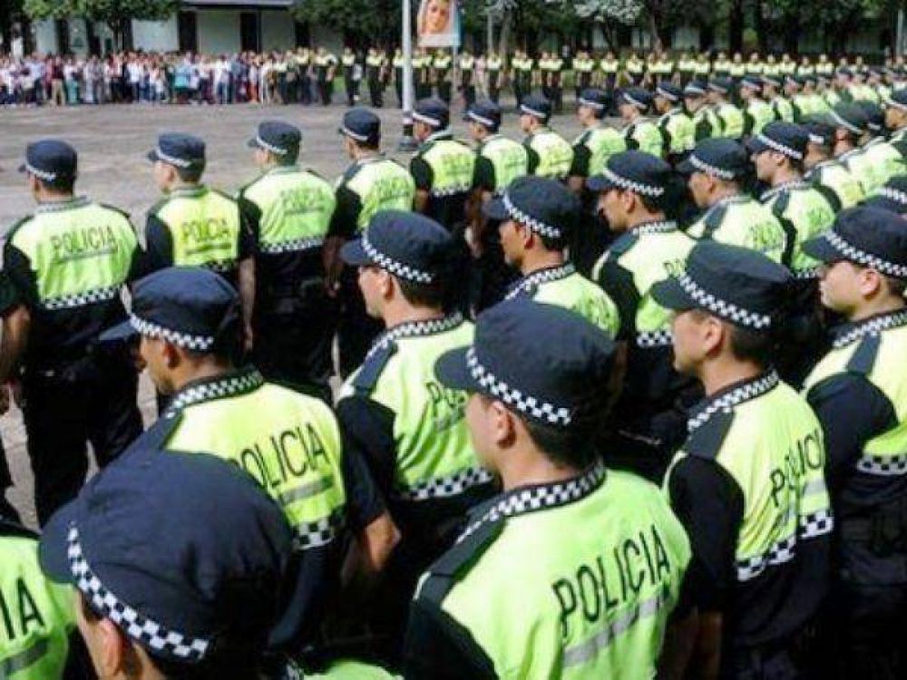 Anuncian entrega de viviendas a polic�as y la llegada del servicio 911 al sur de la provincia