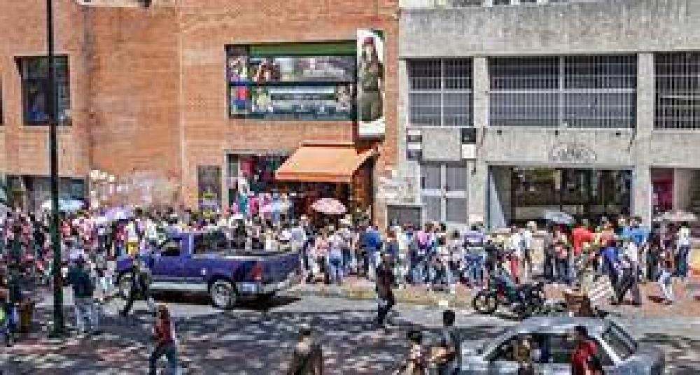 Con la econom�a en terapia intensiva, los venezolanos saltan de cola en cola