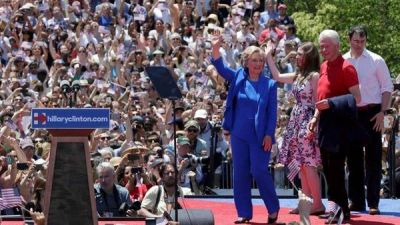 Hillary Clinton se lanza como la candidata de la clase media