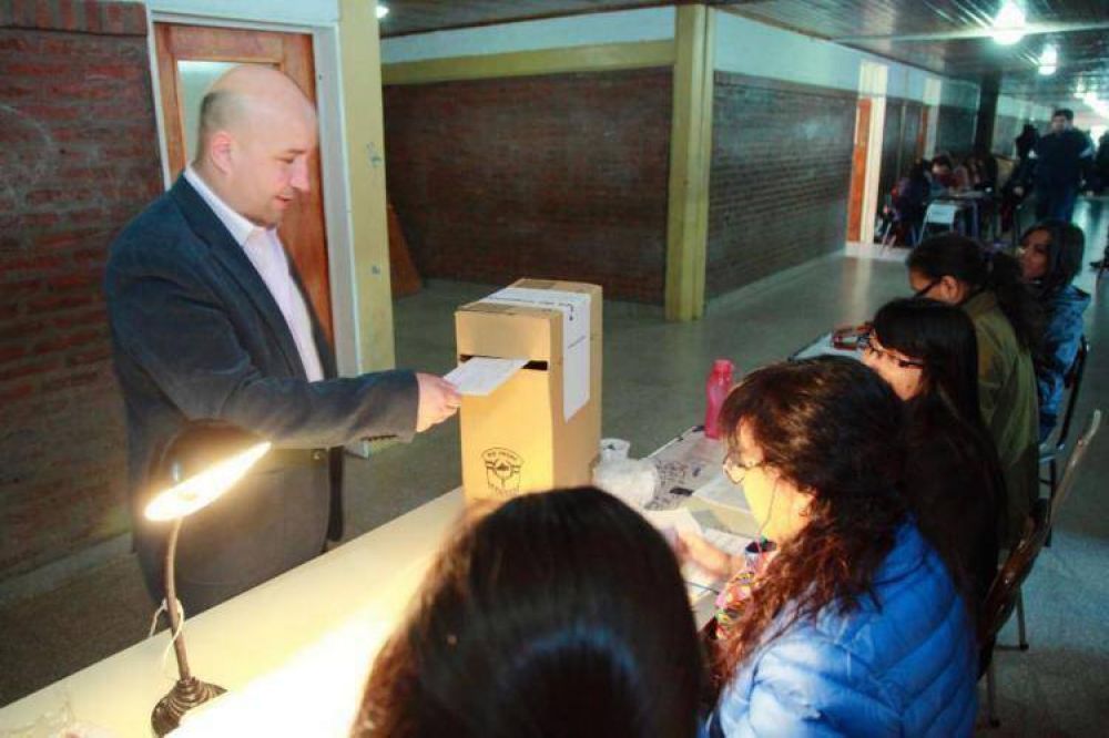 En Viedma, el FpV denunci� el uso de autos oficiales