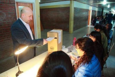 En Viedma, el FpV denunci� el uso de autos oficiales