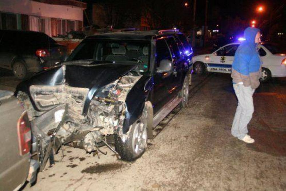 Choc� con el sem�foro, un poste de luz y se di� a la fuga