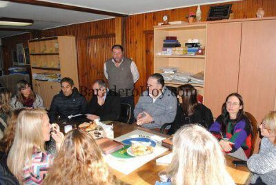 El Intendente Carossi hizo entrega de cinco cargos docentes.