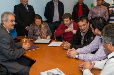  Bertone confirm� la transferencia de 36 millones de pesos para la construcci�n de viviendas