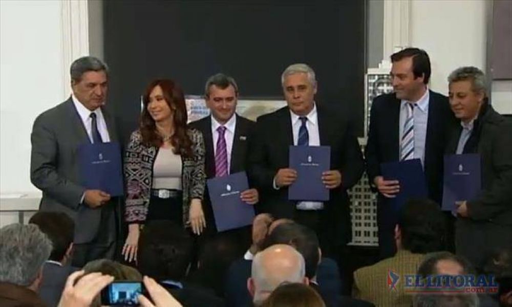 Camau, R�os y Bassi junto a la Presidenta que entreg� certificados de financiamiento industrial