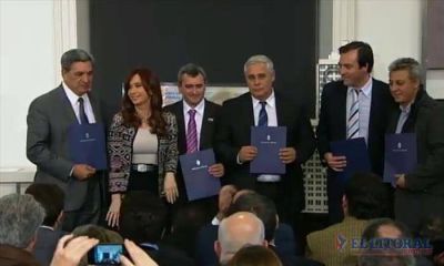 Camau, R�os y Bassi junto a la Presidenta que entreg� certificados de financiamiento industrial