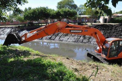 Limpian los arroyos Mugica y Santa Catalina a lo largo de 12 kil�metros