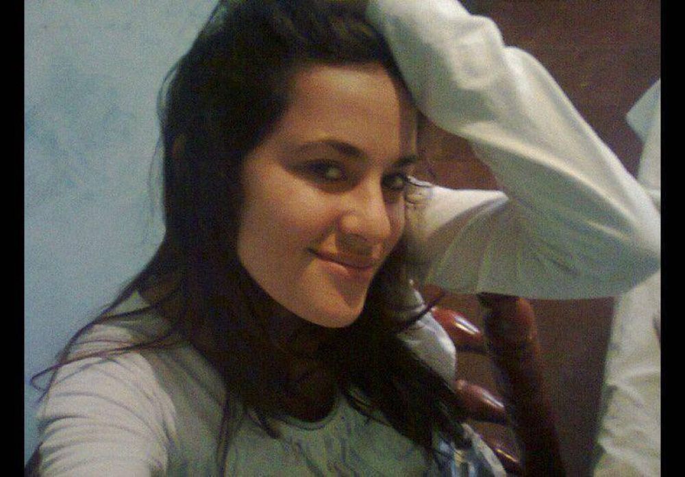 Luego de una arriesgada operaci�n, evoluciona favorablemente la joven apu�alada por su ex