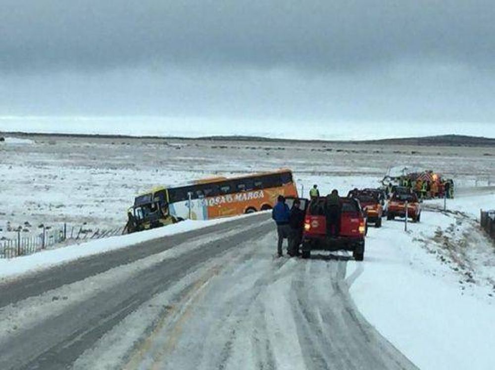 Punta Arenas: Cinco personas lesionadas en choque frontal de omnibus argentino con minibus chileno