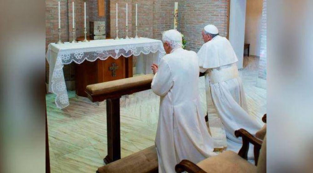 Benedicto XVI descansar en Castel Gandolfo y el Papa Francisco lo acompaara
