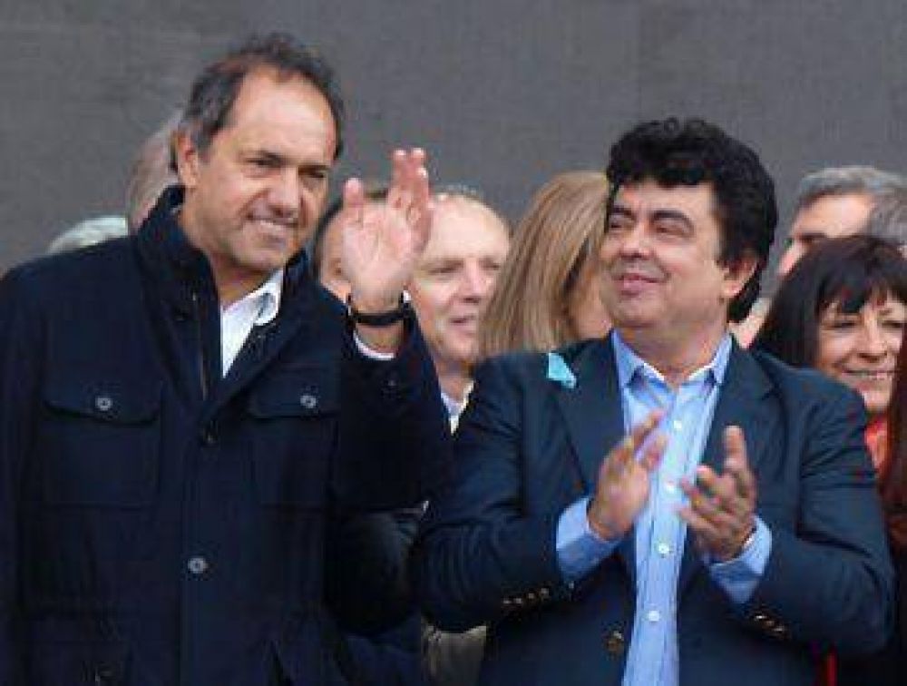 Precandidato resiste y pide que se baje uno