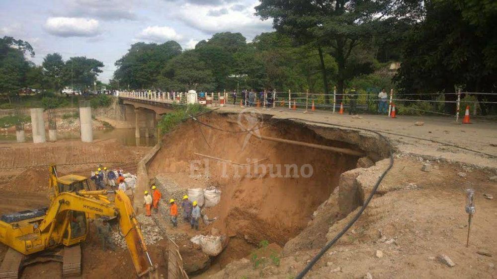 Un derrumbe en el puente del rio Carapar� deja incomunicado a Salvador Mazza