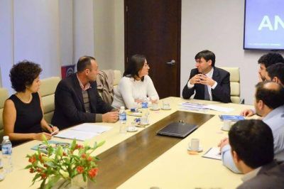 Luc�a firm� un importante convenio con Diego Bossio