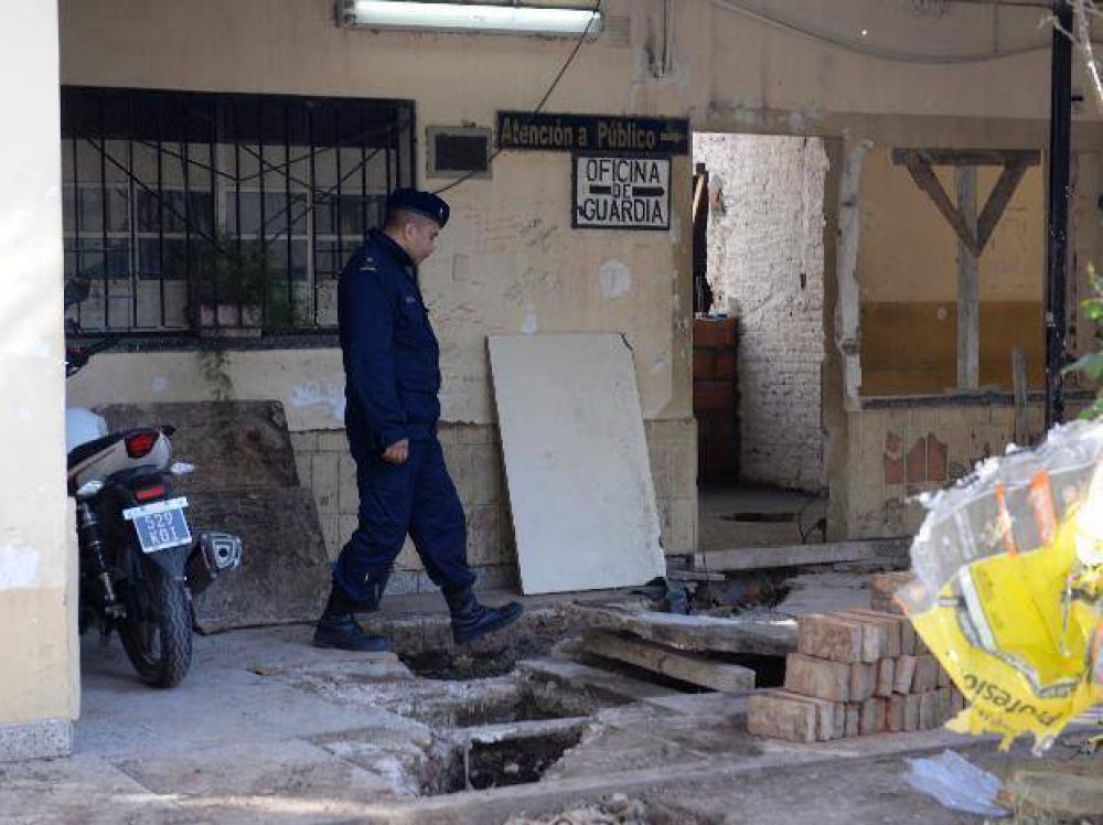 Ocho presos de la seccional 24� huyeron tras ganar un patio y hacer un boquete