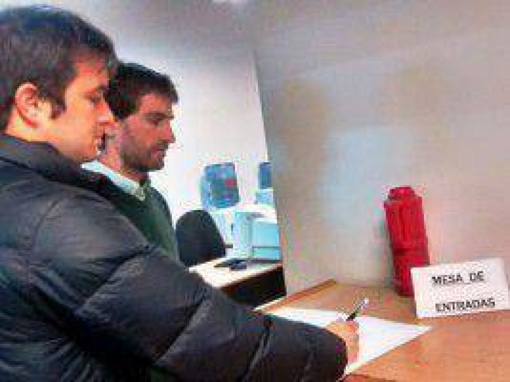 UNE sum� otro candidato y tendr� interna
