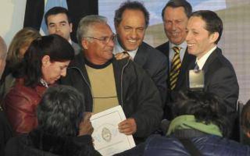 Scioli inaugur� Juzgado de Garant�as y entreg� 800 escrituras
