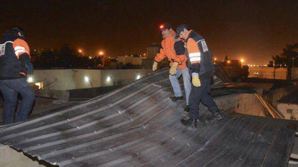 De madrugada el municipio tuvo que salir a ajustar marquesinas para que no se volaran