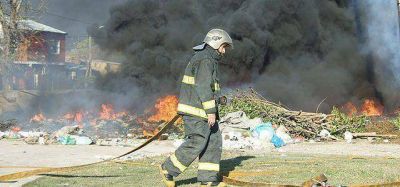 Un incendio de grandes dimensiones caus� temor en Parque Bar�n