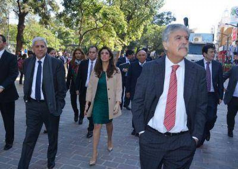 Junto al Ministro De Vido la Gobernadora visit el camin del ENHOSA y de la CNEA