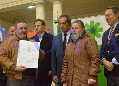 Scioli encabez� entrega de escrituras en La Plata focalizando en la 