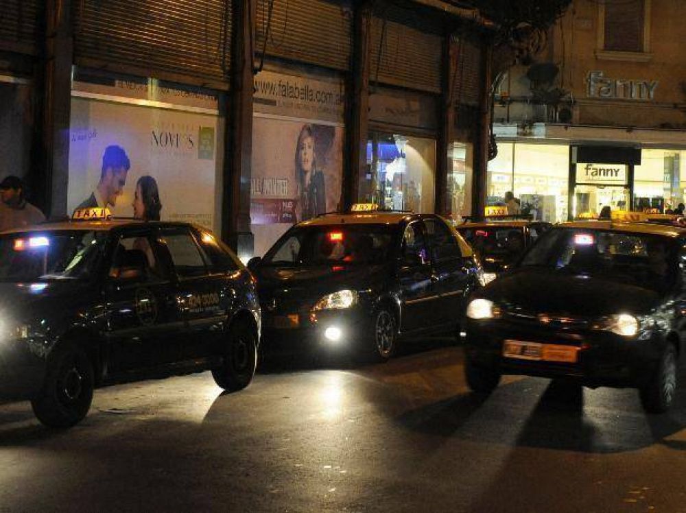 Despus de las elecciones, los taxistas van por un incremento en la tarifa