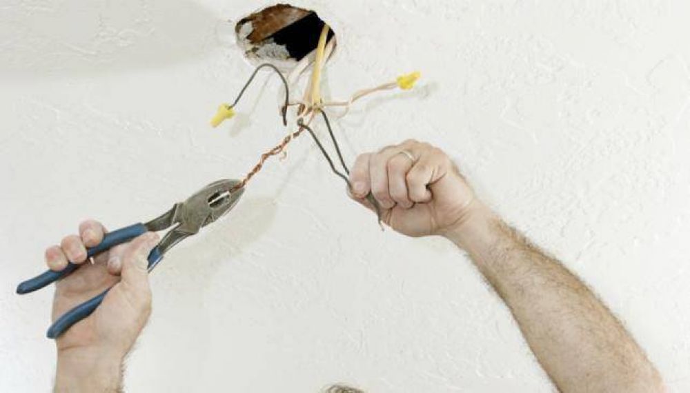 Ya llegan los electricistas con diploma