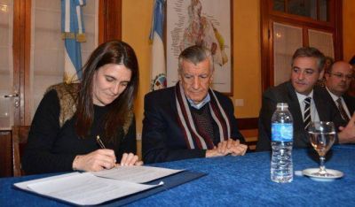 Gobierno firm� convenio con Naci�n para equipar a la Polic�a