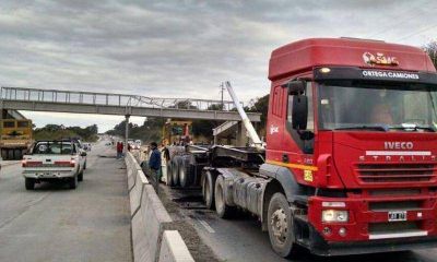Cami�n colision� contra un puente peatonal en Huaico