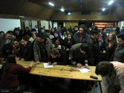 Contundente reclamo de los beneficiarios para que den marcha atr�s con el canje de tierras y har�n una denuncia en la justicia