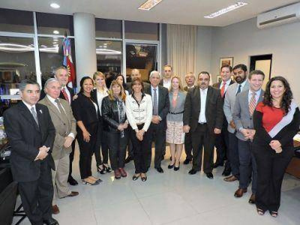 Jos Emilio Neder, recibi esta tarde en su despacho de la Legislatura a un grupo de jvenes lderes polticos provenientes de Estados Unidos, integrantes de la Fundacin Universitaria del Ro de la Plata