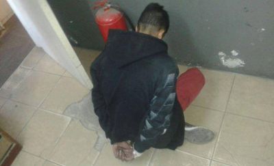 Detienen a un sujeto que ingres� armado a un supermercado chino