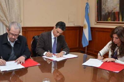 Rubrican acuerdo para evitar acciones ilegales de explotaci�n infantil y trata de personas