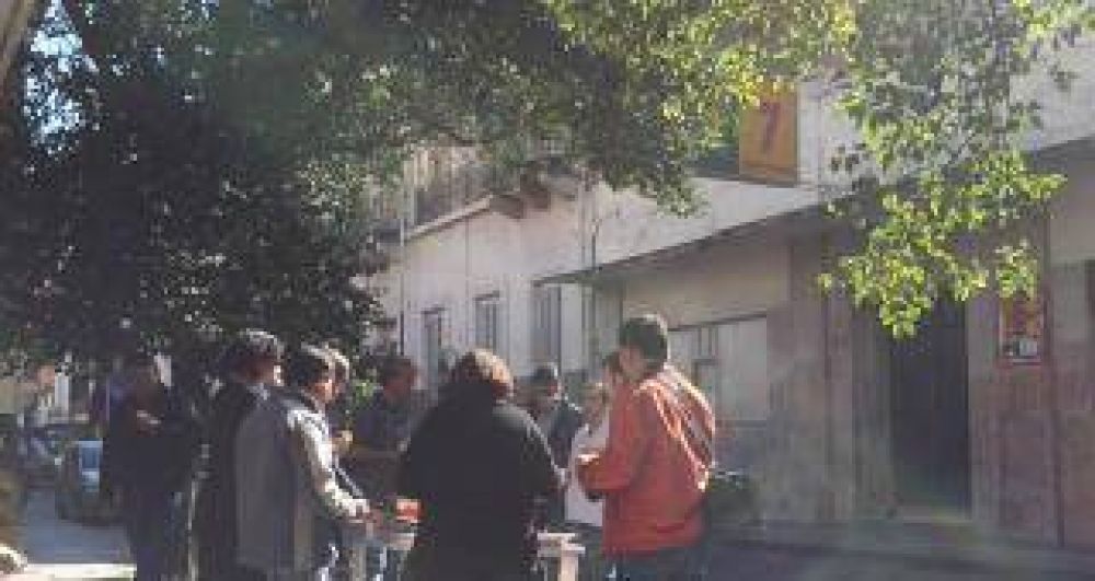 Contin�a la protesta por los despidos en LV7