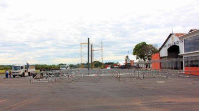 Avanzan obras de instalaci�n de escenario para montar el Altar en N� Guas�