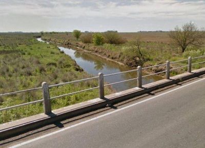 Denuncian a la empresa Motomel por contaminar con cromo y zinc el Arroyo del Medio