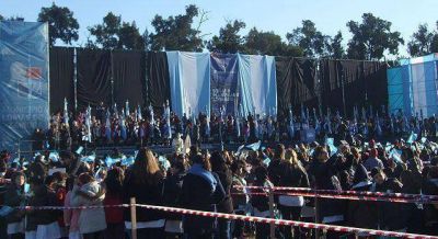 Miles de alumnos prometieron lealtad a la Bandera