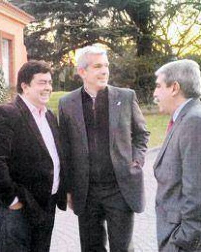 Somos muchos m�s que dos, dicen los tres