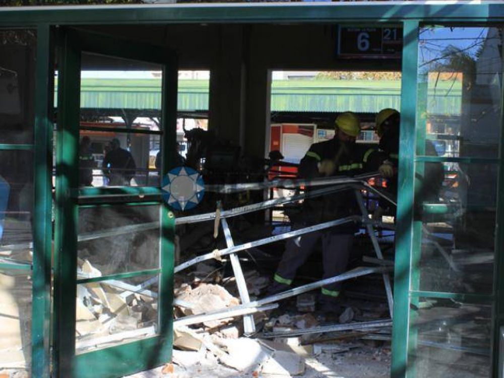 Se derrumb� el techo del hall de la estaci�n de Bernal