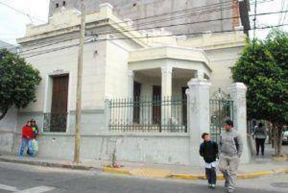 Se orden� paralizar la demolici�n de una casona