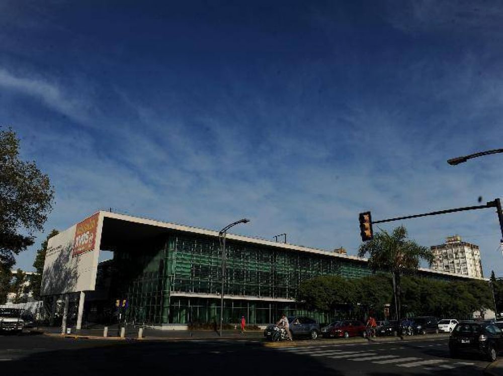 Un custodio sufri� heridas de balas al enfrentar a un delincuente que intent� asaltar un supermercado