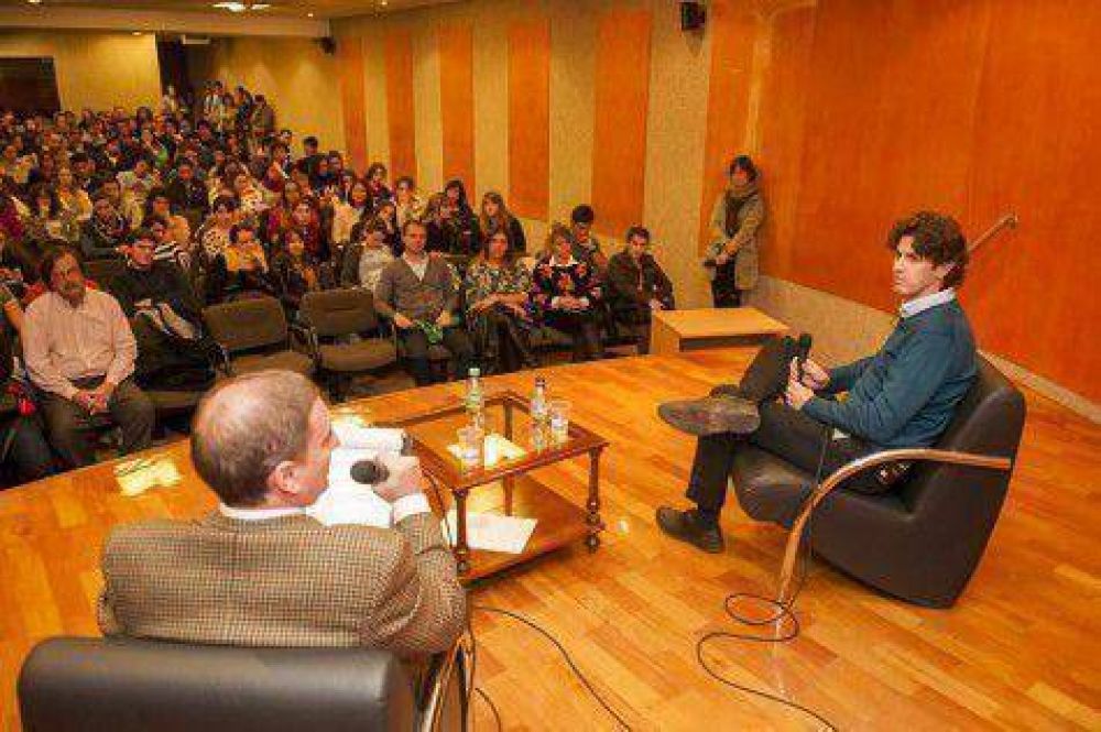 Lousteau propone ley de educaci�n porte�a
