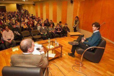 Lousteau propone ley de educaci�n porte�a