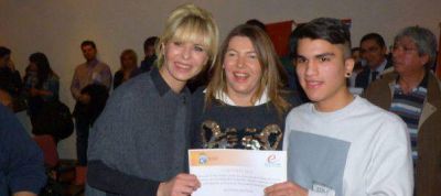 Karina Rabolini estuvo presente en el cierre de campa�a de la candidata Rosana Bertone