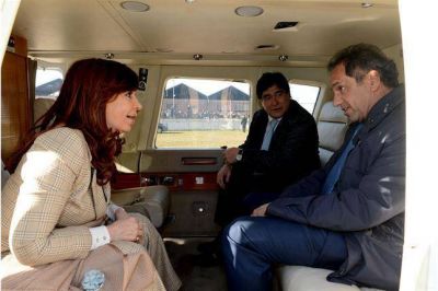 Primera foto de Cristina, Scioli y Zannini juntos tras el anuncio de la f�rmula presidencial del Frente para la Victoria