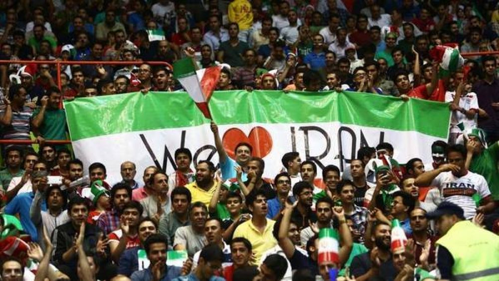 Mujeres en un partido de voleibol, eje de una batalla en el poder iran�