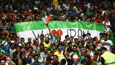 Mujeres en un partido de voleibol, eje de una batalla en el poder iran�