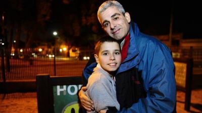 Luch� 10 a�os por recuperar a su hijo, lo logr� y hoy festejan juntos