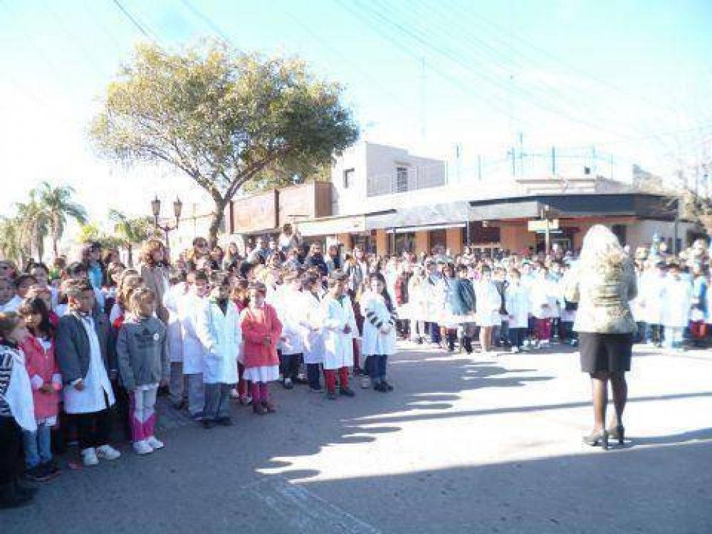 Emotivo acto por el D�a de la Bandera en la Avenida San Mart�n